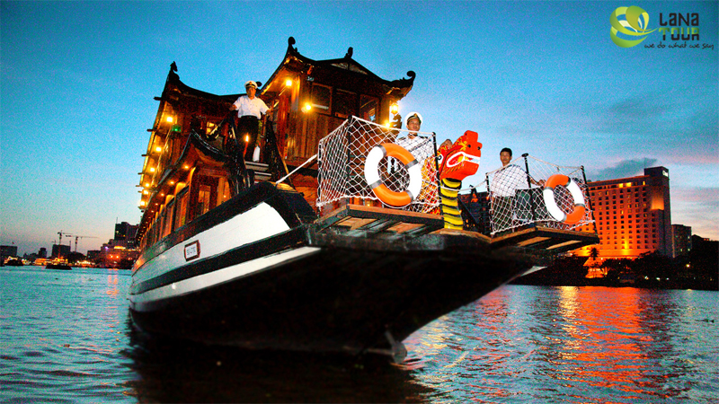 Ужин на круизном пароходе  Bonsai Cruise во время прогулки по реке Сайгон на 2 часа